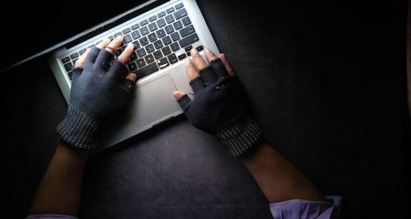 Hackare som utför cyberbrott