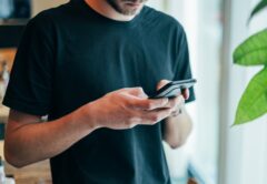 Man med telefon