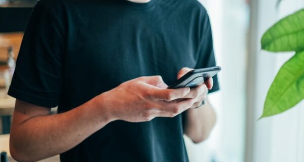 Man med telefon